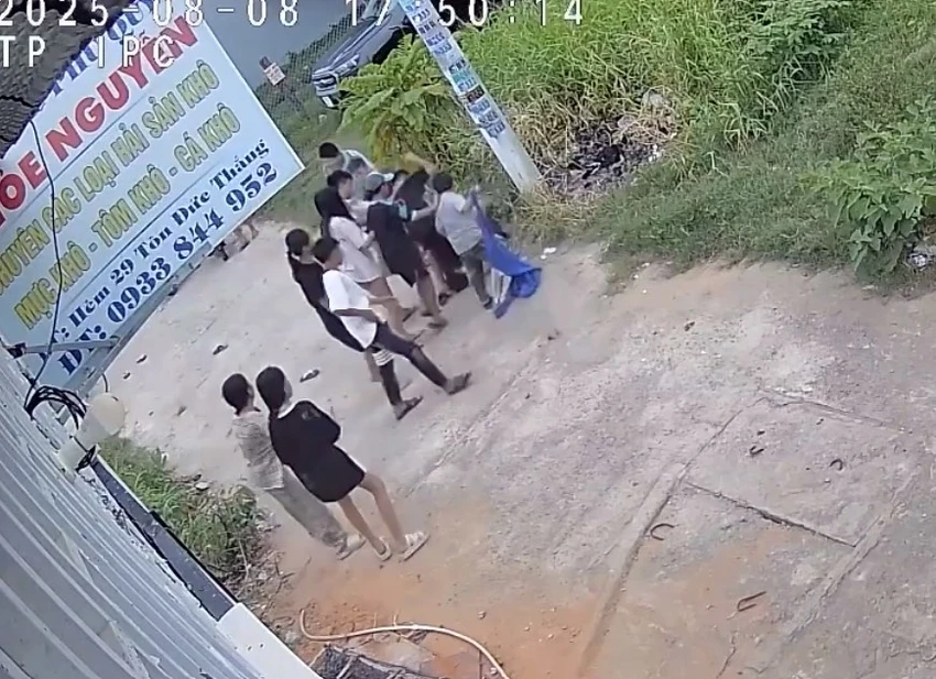 bé gái 12 tuổi