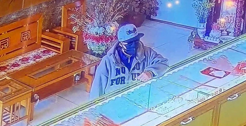 Hình ảnh kẻ cướp tiệm vàng trước khi ra tay rồi bỏ chạy. cướp tiệm vàng