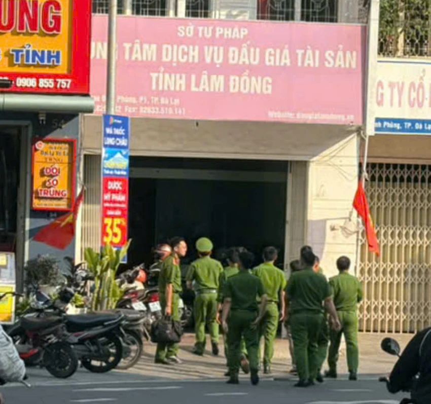 Cảnh sát vào trụ sở Trung tâm khá đông. trung-tam-dich-vu-dau-gia (2).jpg