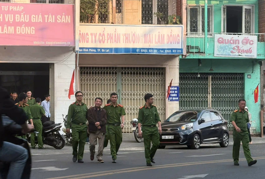 Giám đốc Dương Văn Tám được đưa ra xe đặc chủng. trung-tam-dich-vu-dau-gia (3).jpg