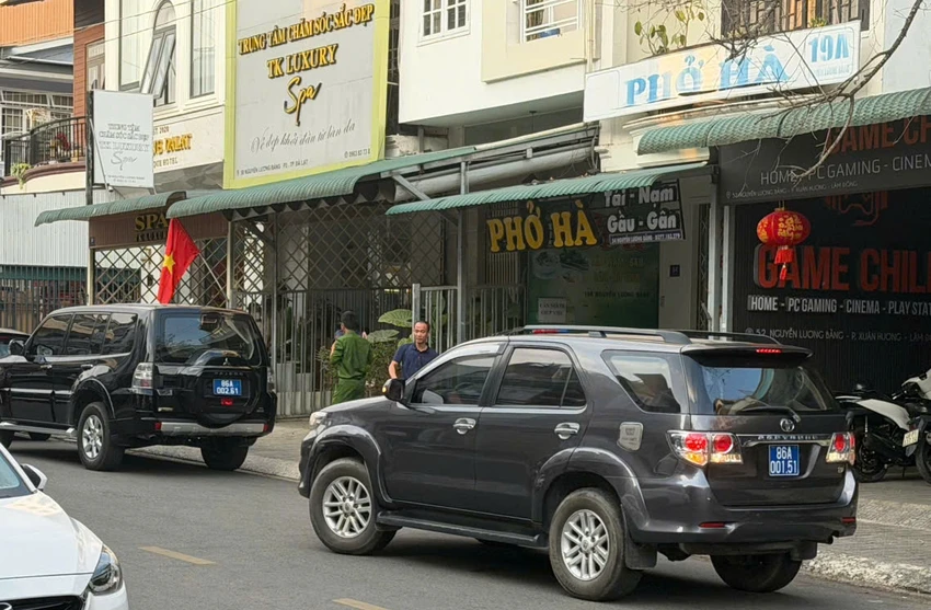 Xe của Cơ quan CSĐT Công an tỉnh Lâm Đồng đậu trước Trung tâm. trung tâm dịch vụ đấu giá