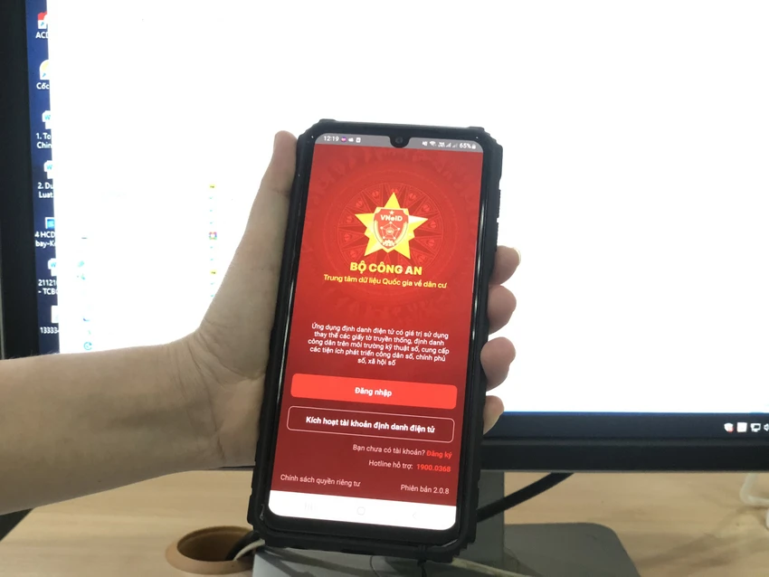 Đối với trẻ em đủ 14 tuổi trở lên được cấp TKĐDĐT, còn người dưới 14 tuổi sẽ đăng ký theo tài khoản của cha mẹ hoặc người giám hộ. Ảnh: PHẠM TUYÊN