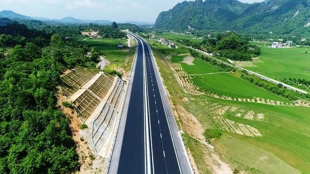 Đầu tư cơ sở hạ tầng là tạo ra các huyết mạch của nền kinh tế, kết nối thông thương vùng miền. Ảnh: VGP Đầu tư cơ sở hạ tầng là tạo ra các huyết mạch của nền kinh tế, kết nối thông thương vùng miền. Ảnh: VGP