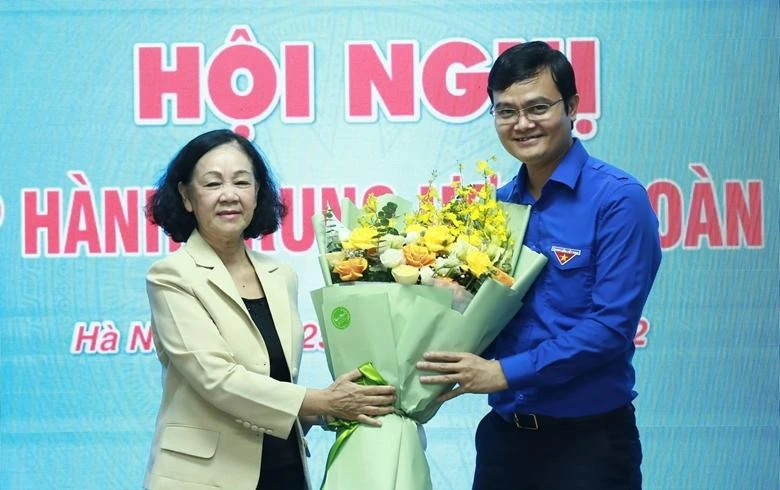 Anh Đoàn Bùi Quang Huy (phải) được bầu giữ chức bí thư thứ nhất Trung ương Đoàn. Ảnh: dangcongsan.vn
