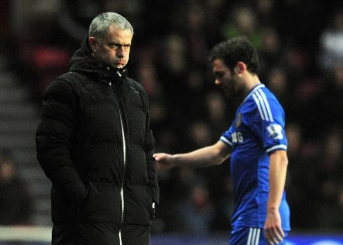 Mata phớt lờ Mourinho khi bị thay ra sân. article-0-1A60447400000578-191-1979-5409