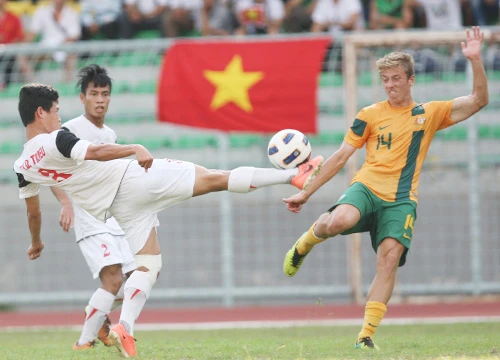 Người hâm mộ Việt Nam có nhiều sự lựa chọn để xem đội U19 Việt Nam (trắng) thi đấu. Ảnh: Đức Đồng. 9W1B1651-5153-1388732360.jpg