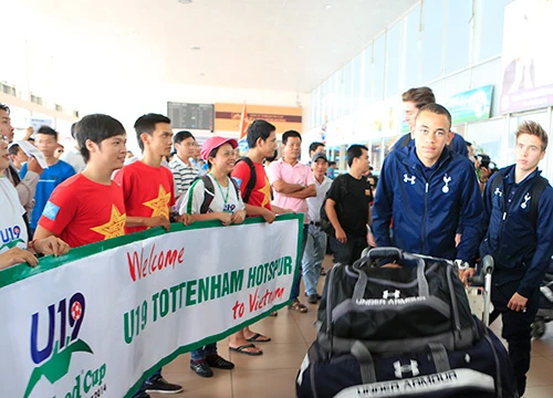 Đội U19 Tottenham đến sân bay Tân Sơn Nhất (RP HCM)sớmhơn dự kiến nửa ngày, sau khi quá cảnh tại sân bay Nội Bài (Hà Nội). MG-0293-5405-1388812052.jpg