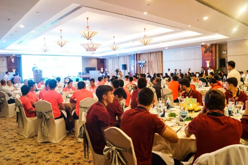 Tất cả cầu thủ, ban huấn luyện của 4 đội U19 Việt Nam, Nhật Bản, AS Roma và Tottenham tham gia buổi tiệc. DSC04780-3316-1389106112.jpg