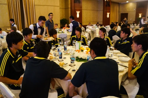 Cầu thủ U19 Nhật Bản cũng khá vui vẻ trong buổi Gala Dinner. DSC04791-4032-1389106113.jpg