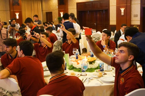 Các cầu thủ U19 AS Roma thích thú theo dõi và ghi lại những tiết mục văn nghệ bằng điện thoại cá nhân. DSC04794-1447-1389106112.jpg