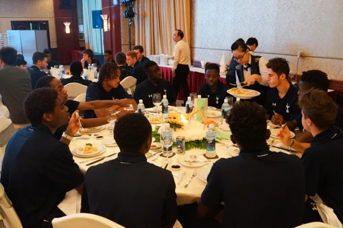U19 Tottenham Hospur cho biết bữa ăn rất ngon miệng. DSC04799-2818-1389106113.jpg