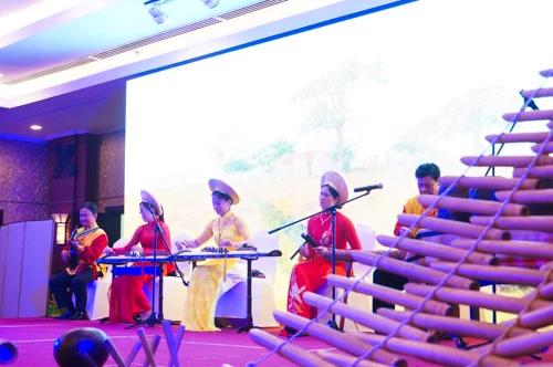 Văn hóa Việt Nam qua các tiết mục bằngđàn tranh,trống, sáo... thu hút bạn bè quốc tế. DSC04800-5231-1389106112.jpg