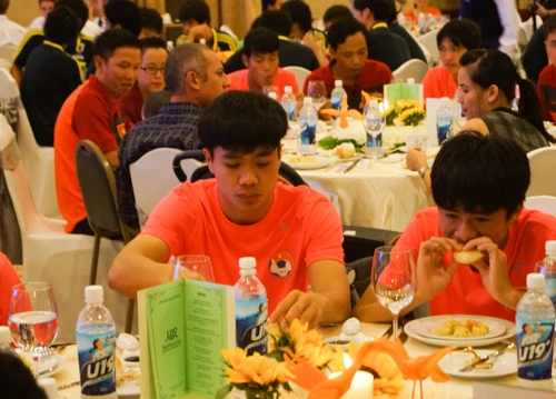 Tiền đạo Công Phượng, người bỏ lỡ nhiều cơ hội trong trận gặp AS Roma. Vào ngày 8/1, lượt trận thứ hai sẽ diễn ra với các cặp đấu Tottenham - AS Roma và Việt Nam - Nhật Bản. DSC04801-4266-1389106114.jpg