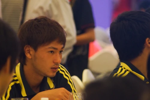 Ngôi sao từng ghi bàn vào lưới Man Utd Minamio Takumi khá trầm tư trong suốt buổi tiệc. DSC04812-9078-1389106114.jpg