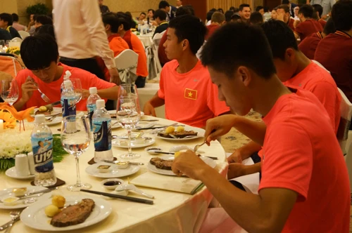 Các cầu thủ trẻđược chiêu đãi buổi tiệc tốithân mật, vừa giao lưu văn hóa và làm quen nhau. DSC04831-9848-1389106113.jpg