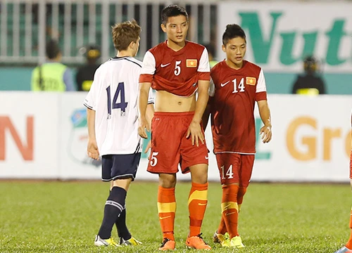 Trung vệ Hoàng Văn Khánh (5) của U19 Việt Nam trong trận gặp U19 Tottenham. Ảnh: Đức Đồng. HDD3917-5853-1389921789.jpg