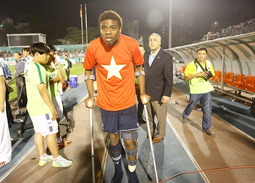 Tiền đạo Oduwa của U19 Tottenham chống nạng rời giải sau khi bị Văn Khánh phạm lỗi. Ảnh: Đức Đồng. HDD4101-8857-1389921790.jpg