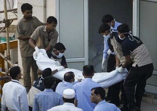 Thi thể một nạn nhân được mang ra ngoài sau vụ dẫm đạp. Ảnh: Reuters