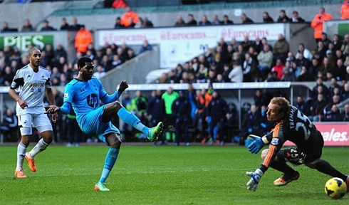 Adebayor (áo xanh) tiếp tục là nguồn cảm hứng lớn giúp Tottenham bay cao. Adebayor-4977-1390174355.jpg