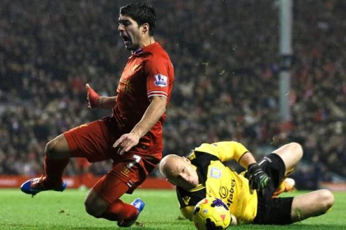 Pha va chạm giữa Suarez và thủ môn Guzan dẫn đến bàn thắng san hòa 2-2. 52dad265bb4c3-luissuarez-4752-1390291034