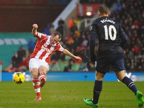 Charlie Adam, chỉ có giá chuyển nhượng 4 triệu bảng khi được Stoke mua về từ Liverpool hè 2012,làm lu mờ ba ngôi sao tấn công đắt giábên phía Man Utd. Adam-5559-1391299653.jpg