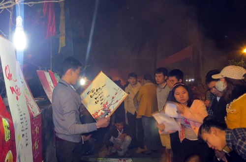 Ai cũng muốn lựa cho mình những câu đối, khung chữ đẹp treo trong năm mới.Chợ được mở từ nửa đêm cho đến tận sáng mùng 3 Tết, mang đậm sắc màu văn hóa tâm linh. Anh-9-2963-1391314899.jpg