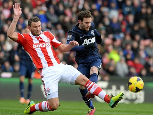 Mata (áo sẫm) vẫn ghi dấu ấn, nhưng chưa đủ đậm nét để giúp Man Utd chiến thắng. Ảnh: AFP. Mata-2-1948-1391298637.jpg