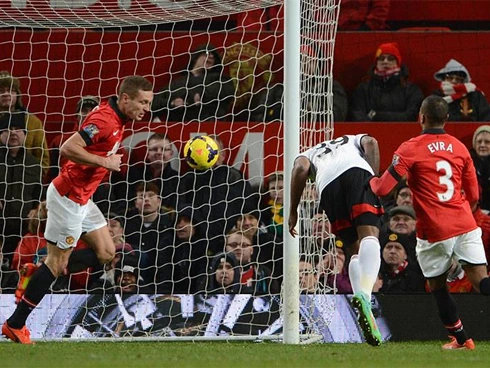 Sự cẩu thả, mất tập trung về cuối khiến Man Utd để vuột chiến thắng mà họ tưởng cầm chắc trước Fulham (áo trắng). Bent-2115-1391974058.jpg