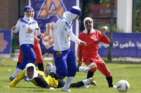 Scandal nam giả nữ cầu thủ chấn động bóng đá Iran ảnh 1 article-0-1B588E1400000578-327-3399-5786