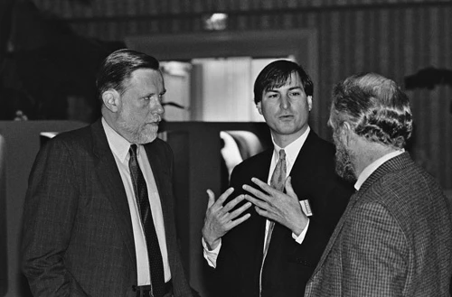 Geschke và Warnock trong một cuộc trao đổi với Steve Jobs năm 1985. pic-17.jpg