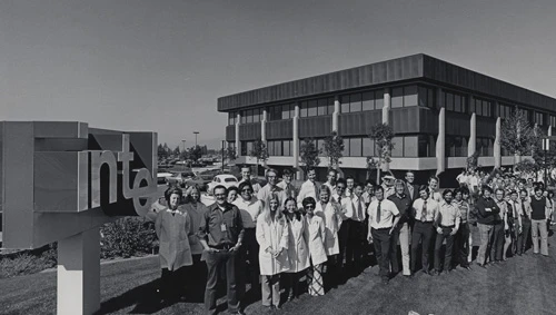Các nhân viên đầu tiên của Intel năm 1970. pic-19.jpg