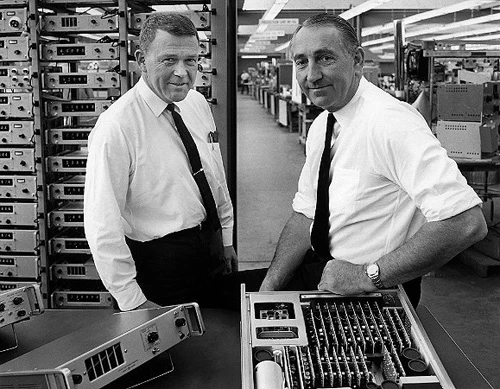 Bill Hewlett vàDave Packard, đồng sáng lập HP năm 1963. Bill Hewlett and Dave Packard