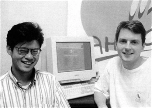 Jerry Yang và David Filo sáng lập Yahoo năm 1994. Jerry Yang và David Filo sáng lập Yahoo năm 1994.