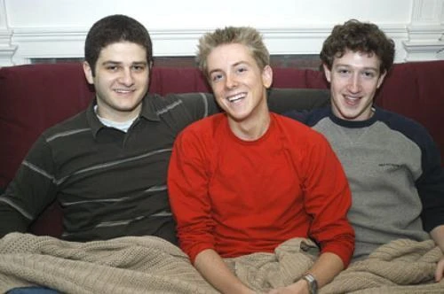 Dustin Moskovitz, Chris Hughes và Mark Zuckerberg thành lập Facebook năm 2004. Dustin Moskovitz, Chris Hughes và Mark Zuckerberg thành lập Facebook năm 2004.