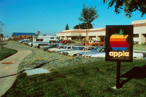 Trụ sở Apple năm 1981 với logo màu sắc cầu vồng được thiết kế từ năm 1977. Đến 1999, Apple mới đổi sang logo đơn sắc. pic-4-5500-1392027127.jpg