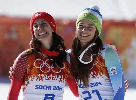Dominique Gisin (trái) và Tina Maze. Ảnh:Reuters. Dominique Gisin (trái) và Tina Maze. Ảnh: