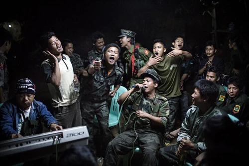 Julius Schrank, nhiếp ảnh gia người Đức, giành giải Bức ảnh thường ngàyđẹp nhất. Ảnhchụp các binh lính của Quân đội Độc lập Kachin của Myanmarhát tại đám tang của ngườichỉ huy. bao-chi-2-6851-1392605767.jpg