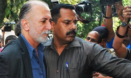 ÔngTarun Tejpal (trái),từng là người đứng đầu của tạp chí Tehelka. Ảnh: AFP ÔngTarun Tejpal (trái),từng là người đứng đầu của tạp chí Tehelka,