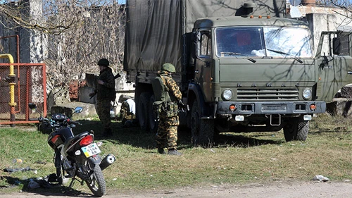 Hai lính tự vệđứng gác tại thành phố Bakhchisaray của Crimea hôm qua. Ảnh: AFP. crimea-2962-1393900979.jpg
