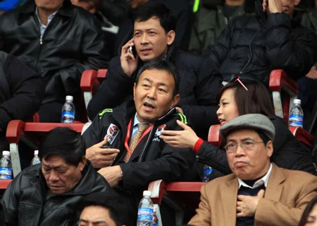 Trưởng giải V-League Tanaka Koji: “Bóng đá Việt Nam phải thay đổi toàn bộ” ảnh 1 Trưởng giải Tanaka Kojji (giữa)