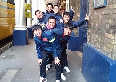 U19 Việt Nam dạo phố London trước trận gặp U19 Arsenal ảnh 1 Bầu không khí toàn đội khá vui vẻ