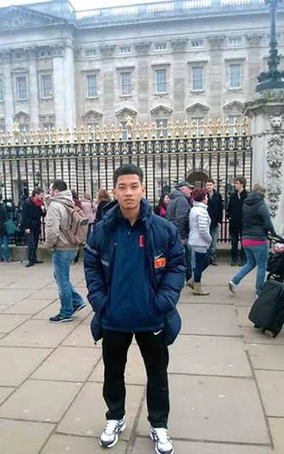 U19 Việt Nam dạo phố London trước trận gặp U19 Arsenal ảnh 4 Toàn đội chụp ảnh lưu niệm ở trung tâm tập luyện CLB Arsenal