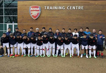 U19 Việt Nam dạo phố London trước trận gặp U19 Arsenal ảnh 6 Toàn đội chụp ảnh lưu niệm ở trung tâm tập luyện CLB Arsenal