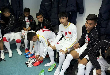 U19 Việt Nam dạo phố London trước trận gặp U19 Arsenal ảnh 8 Toàn đội U19 Việt Nam trong phòng thay đồ