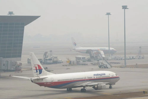 Hai chiếc máy bay của hãng hàng khôngMalaysia Airlines đỗở sân bay quốc tếKuala Lumpur hôm nay. Hãng cho biết vẫn tiếp tục vận hành phi đội Boeing 777-200 gồm 14 chiếc còn lại. Ảnh: AFP Hai chiếc máy bay của hãng hàng khôngMalaysia Airlines đỗở sân bay Kuala Lumpur hôm nay. Ảnh: AFP