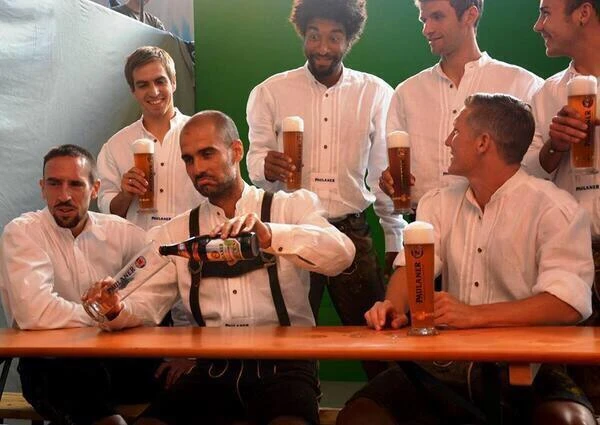 M.U "đụng" Bayern, CĐV tung ảnh và bình luận hài hước ảnh 1