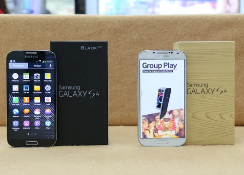 Gần một năm sau khi có mặt trên thị trường, Galaxy S4 mới có thêm phiên bản màu đen với mặt lưng vân da thiết kế tương tự như dòng phablet Galaxy Note 3. Phiên bản đặc biệt này có vỏ hộp được làm khác những bản màu trắng hay xanh ra trước. Gần một năm sau khi có mặt trên thị trường, Galaxy S4 mới có thêm phiên bản màu đen với mặt lưng vân da thiết kế tương tự như dòng phablet Galaxy Note 3. Phiên bản đặc biệt này có vỏ hộp được làm khác nhưng bản màu trắng hay xanh ra trước.