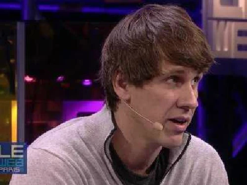 Dennis Crowley là nhà sáng lập đồng thời là CEO của Foursquare. Đây là phần mềm giúp phổ biếnviệc chia sẻ địa điểm cho người dùng. Sản phẩm có thể coi là một mạng xã hội thu nhỏ với lượng người dùng tương đối lớn, liên tục cập nhật các địa điểm mới, thú vị. dennis-crowley-6735-1395742232.jpg