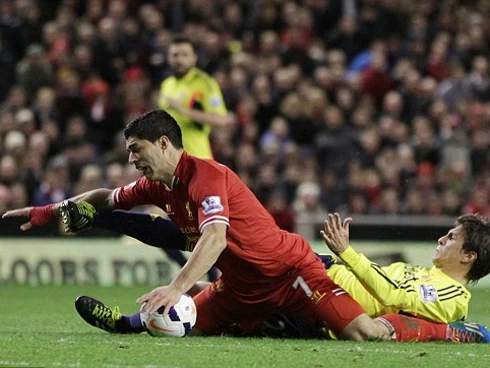 Liverpool chiến thắng, đốt nóng đường đua vô địch ảnh 1 Suarez-6580-1395874477.jpg