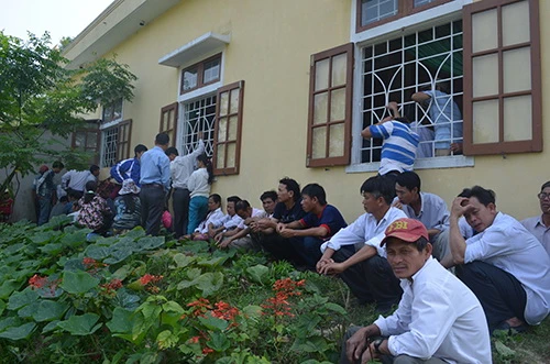 Buổi đối thoại có khoảng 200 người tham gia, trong đó có nhiều người phải đứng ngoài hội trường. Ảnh: Quang Hà trom-cho-1-8184-1396116216.jpg